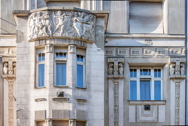 A korszak egyik termékeny építésze volt Fodor Gyula, akinek gazdagon díszített lakóháza a Dembinszky utca 44.-ben áll. A homlokzat bagoly díszei itt nem az iskola funkcióra, hanem általánosságban a tudomány tiszteletére utalnak.