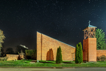 A tervező, a később még számost teplomot megálmodó Török Ferenc különösen szűkös erőforrásokkal dolgozott, a templomhoz tartozó plébánia máig nem készült el teljesen. Harangtorony is csak az ezredforduló idején épülhetett.