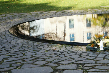 Szintók és romák emlékműve, Berlin, Németország – víz, fű, virágok, fák, gránit, vas, üveg, szöveg, hang – 2000-2012 – forrás: Flickr | Rosmarie Voegtli