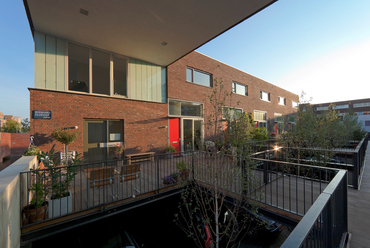 IJburg (Haveneiland blok 12), Amsterdam (2004-2009). Építész: Steenhuis Bukman Architecten, Maaskant & Van Velzen, Dicomedia & Rijnvos Voorwinde. Fotó: Jannes Linders