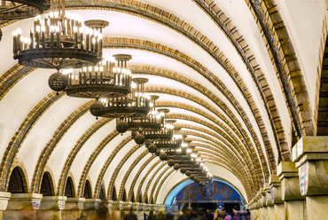 A fennsík alatt a világ legmélyebb metróállomásai sorakoznak, mintegy száz méterrel a föld alatt. közülük talán a leglátványosabb az 1989-ben átadott Zoloti Vorota (aranykapu). 80 darab boltívének alját nyolcvan egyedi mozaik díszíti.