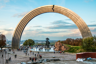 Kijev várossá válásának 1500. évfordulóján, 1982-ben készült el a Népek Barátsága emlékmű, középpontjában ukrán és orosz munkások szobrával. Ötven méteres titán boltívének közepére a 2010-es évek végén festették fel a szimbolikus repedést.