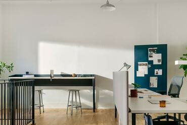 A Herman Miller OE1 Communal asztalok rugalmasan hasznosítható tereket biztosítsanak. Forrás: Europa Design