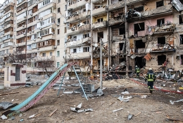 Egy orosz repülőgép által megrongált lakóépület az ukrán fővárosban, Kijevben – forrás: Architects