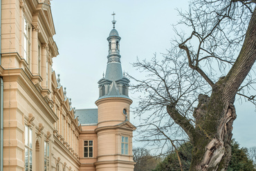 A franciás tornyok hathattak a turai kastély idomaira is. Tervezője, Bukovics Gyula Ybl Miklós irodájában dolgozott kezdetben, a szabadkígyósi kastély pedig nem sokkal a turai kastély tervezése előtt készült el, talán némi ihletet nyújtva hozzá.