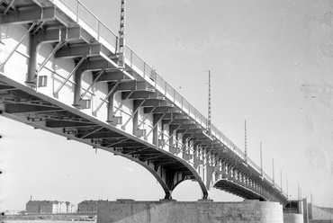 Az Árpád (Sztálin) híd építése, balra a háttérben a rendőrségi lakóházak a Dagály utcánál, 1950. Forrás: Fortepan / UVATERV