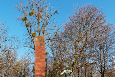 A víztorony környezetében nyújtózó park városra néző magaslatáról nem hiányzott a felszabadulási emlékmű sem. A tölgyfaágat tartó nőalak a tucatnyi hasonló témájú szobrot formázó Ungvári Lajos alkotása.