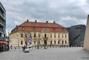 A Zsidó Múzeum régi épülete a Lindenstrasse túloldalán, jobbra a múzeum új épülete, építész: Daniel Libeskind – fotó: Brenner János