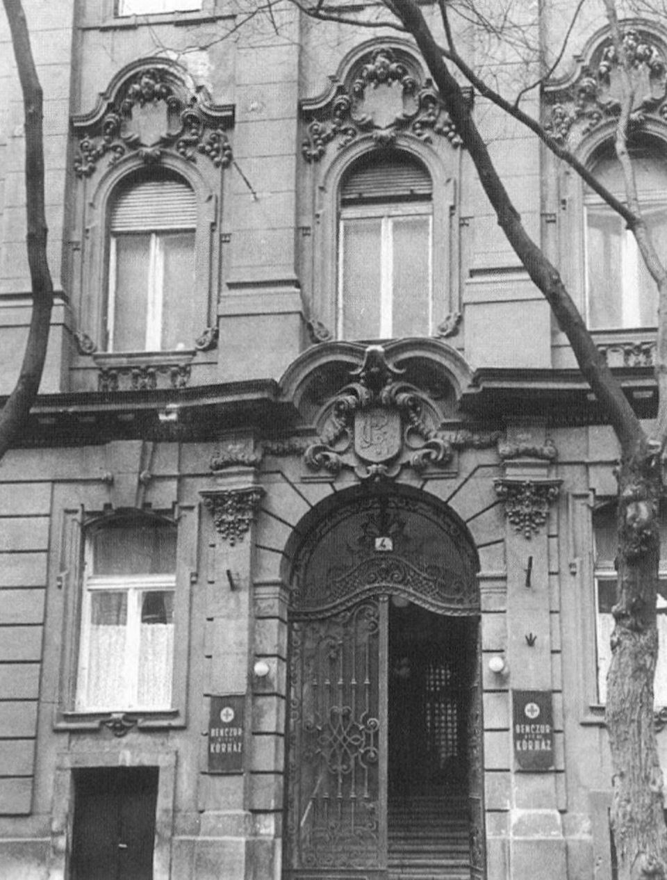 A Benczúr utcai Kórház főbejárata. A kapu fölött a hajdani tulajdonosok kőből készült címere. Forrás: Orvosi Hetilap 1998. 139. 38., Arcanum Digitális Tudománytár