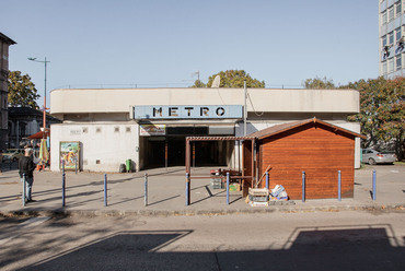 A Semmelweis Klinikák állomás felszíni épülete a felújítás előtt. Fotó: Danyi Balázs, 2014