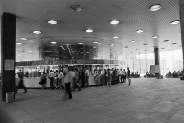 A pályaudvar pénztárcsarnoka az 1980-as évek elején. Fotó: Fortepan/ Gábor Viktor