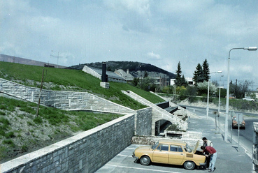1986-ban nyílt meg a nagyközönség számára a könnyen bejárhatóvá tett Szemlő-hegyi-barlang. Kapuja a város egyik különleges, rejtőzködő épülete, amely teljes egészben a földfelszín alatt kapott helyet. Fotó: Fortepan/UVATERV