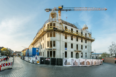 A Vöröskereszt Székház visszaépítésénél már felkerült néhány tetőpanel is a kész kupolaszerkezet mellett.