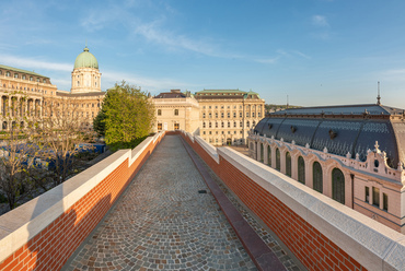 Az eredeti rámpa szintén Hauszmann Alajos tervei szerint épült.