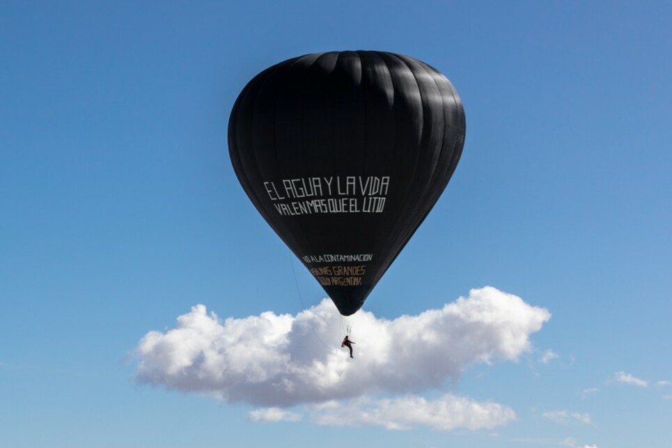 Fly with Aerocene Pacha, egy kísérlet, mely 32 világrekordot döntött meg, az eddigi legfenntarthatóbb emberi repülés volt – egyben egy demonstráció az argentin Salinas Grandesben zajló lítiumkitermelés ellen. Forrás: pacha.aerocene.org