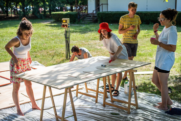 A STRANDKÖNYVTÁR workshop, amely a KÉK és a BME Urbanisztika Tanszék segítségével valósul meg, hosszabb ideig is a szabadstrandon fog állni. Most még a faelemek méretre vágása és összeillesztése zajlik.