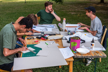 Precíz makettezés a fák alatt a PANELKAPCSOLATOK workshopon. Többféle makett is készül majd a város központjában található három paneles pontház felújítási terveihez. 