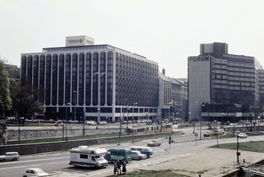 Kilátás a Széchenyi Lánchídról az Eötvös tér felé, balra az Atrium Hyatt (ma Sofitel), jobbra a Forum szálló (ma InterContinental) egy 1985-ös felvételen. Fotó: Fortepan / Belházy Miklós