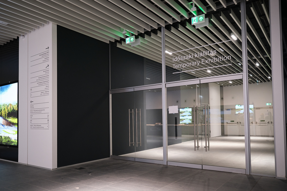 Az új Néprajzi Múzeum belső terei, benne a GMB Solutions üvegfalai. Fotó: Fazekas Nikoletta
