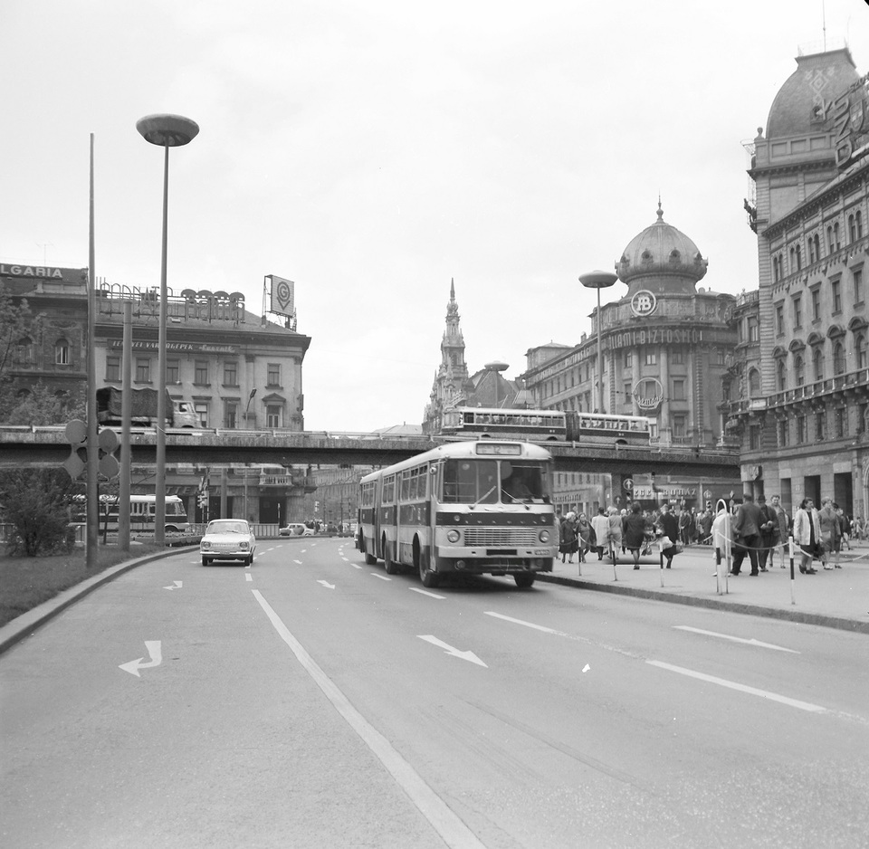 A Blaha Lujza tér átépítésére két koncepció született, az egyik szerint a Rákóczi út kapott volna felüljárót. Ezt a megoldást ábrázolja a Paradigma Ariadné által készített montázs egy archív fénykép felhasználásával.