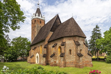 650 éves korával nem, az utcának háttal fordított elrendezésével annál inkább különleges a szabolcsi templomok sorában a csengeri református templom. Vakolatlan falai ma is jó állapotban állnak. 