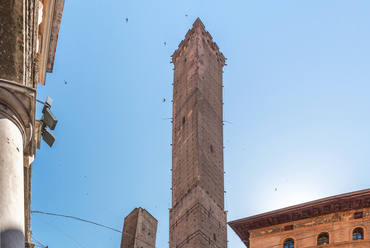 Bolognában ma is húsz torony áll, közülük a két legismertebb a Due Torri, azaz két toronyként ismert páros a város egyik látványossága. Hihetetlenül rég, 1110 körül épültek, és ma mindkettő esetén több méternyi dőlésük okoz fejtörést a szakembereknek.