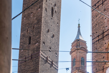 Az eredetileg mintegy hatvan méter magas Garisenda torony dőlése már néhány évtized után jelentőssé vált, végül a 14. században visszabontották 48 méteres magasságra. Jelenleg a legfőbb problémát alapfalai okozzák. 