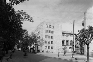Kecskeméti utca az Egyetem tér felé nézve, jobbra a Magyar utca egy 1954-es felvételen. Forrás: Fortepan / UVATERV