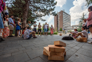 A FŐTÉR ÉS REPREZENTÁCIÓ workshop installációja Dunaújváros főterén az egykor ott álló, ma az Intercisa Múzeum belső udvarán elhelyezett Lenin szobor történetén keresztül vizsgálja a közterek reprezentációs szerepét.