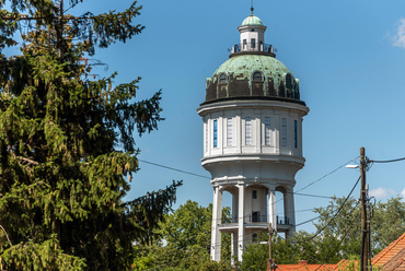 Szombathely központjában 1929-re épült meg az akkor már megszokottnak számító vasbeton víztorony, Sárkány István építész és Enyedi Béla statikus tervei alapján.