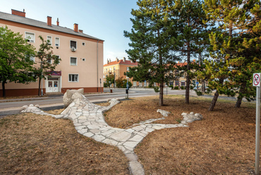 A hivatalosan Játszó macska elnevezésű alkotás hátulról. A közösségi élet itteni legfontosabb pontja mégsem a park, hanem a szemközti utcasarok remek érzékkel kialakított kis tere.