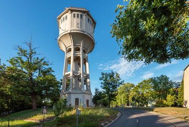 A pécsi Fehérhegyen 1926-ban építtetett víztornyot az Első Dunagőzhajózási Társaság, a közelben épült lakótelep vízellátásának biztosítására. A 300 köbméteres tározó a városrész későbbi bővülését is megérte, és mai napig üzemel.