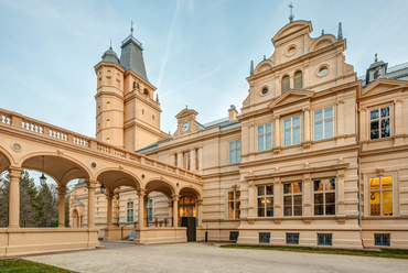 A közelmúltban felújított, szabadkígyósi Wenckheim-kastély 143 éves, pompás látképe elsőre nem tűnik a sorozatba illőnek, pedig a fotó bal-középső részén egy víztornyot rejtett el a tervező, Ybl Miklós.