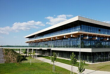 Debreceni Innovációs Központ – tervező: BORD Építész Stúdió – fotó: Bujnovszky Tamás
