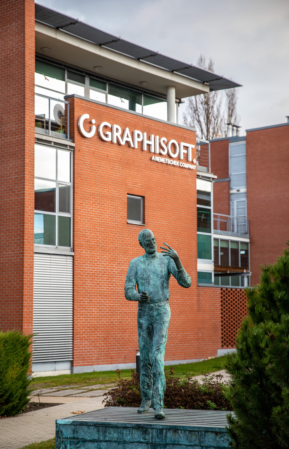 A Graphisoft Park G épülete, előtérben Tóth Ernő Steve Jobs-szobra. Tervező:  Építész Stúdió. Forrás: Graphisoft