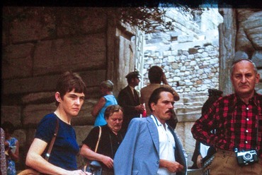 A FÉK I. ciklusát záró görög tanulmányúton, 1972 októberében. Az előtérben Csomay Zsófia, Lőrincz József és Dr. Szendroi Jenő. (A Mesteriskola Archívumából)