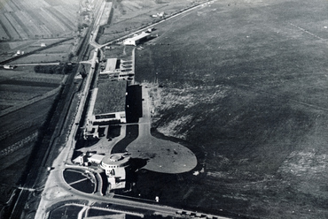 A Budaörsi repülőtér és a mellette levő vasútvonal légifelvétele, 1938. Forrás: Fortepan / Fadgyas Bence