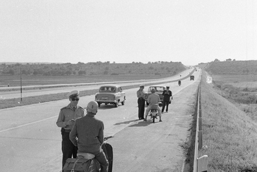 Az M1-M7-es autópálya Budaörs irányába nézve,1966. Forrás: Fortepan / Magyar Rendőr