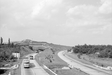 Törökbálint, az M7-es autópálya, előtérben a Budakeszi-árok, távolabb az M1-es felüljárója. Háttérben balra Budaörs, Törökugrató, 1971. Forrás: Fortepan/UVATERV