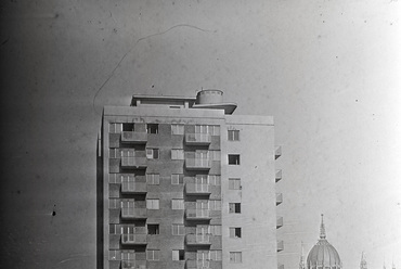 A mai Nagy Imre tér, szemben a Fő utca és a Bem rakpart között épült "pontház", háttérben a Parlament. Fotó: 1950. Fortepan / Bojár Sándor