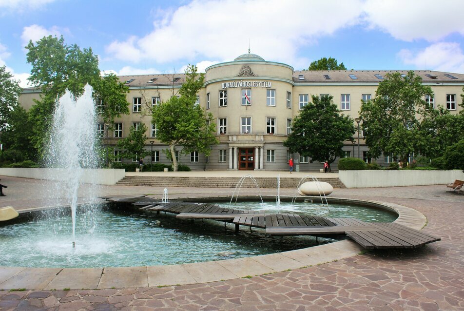 Elmarad a Dunaújvárosi Egyetem szocreál főépületének felújítása