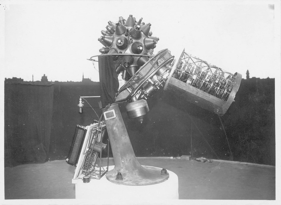 Az első generációs planetáirum gép a Müncheni Deutsches Museumban, 1923. Forrás: planetarium100.org