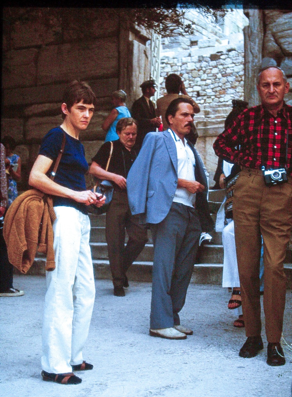A FÉK I. ciklusát záró görög tanulmányúton, 1972 októberében. Az előtérben Csomay Zsófia, Lőrincz József és Dr. Szendroi Jenő. (A Mesteriskola Archívumából)
