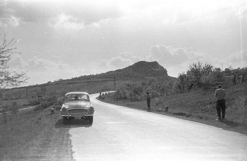 Budaörs, Szabadság út, háttérben a Törökugrató, 1960. Forrás: Fortepan / Kende János