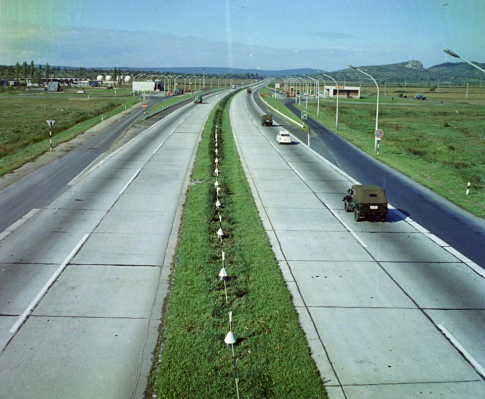 Az M1-M7-es autópálya közös szakasza a benzinkútnál a Károly király utcai felüljáróról nézve, 1968. Forrás: Fortepan/UVATERV