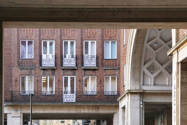 Az épületegyüttes eredeti terveit még Árkay Aladár készítette, végül azonban a neobarokk stílus mestere, Wäder Gyula dolgozta ki a terveket, amelyek alapján az együttes megépült. 
