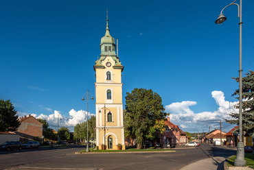 Az alaposabb vizsgálatok szerint 32 centiméteres kihajlás oka, hogy az északi alapfalak nem kellően tömör feltöltésre épültek. A dőlés mára stabilizálódni látszik, 2004 óta pedig egy tűzoltóság témájú történeti kiállítás működik az alsó szinteken.