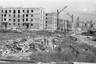 a Fiastyúk utcai lakótelep építkezése, előtérben a Fiastyúk utca 39/A-C. számú ház. (1957) Forrás: Fortepan / Kurutz Márton