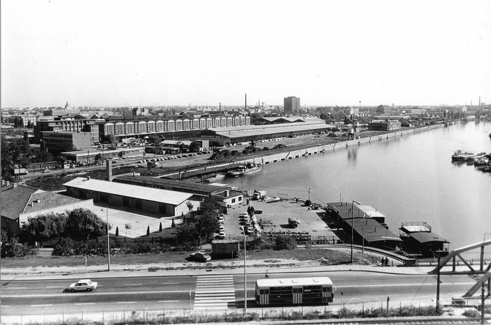 Ráckevei (Soroksári)-Duna a Kvassay hídnál, balra a Nagyvásártelep. (1980) Forrás: Fortepan / Ferencvárosi Helytörténeti Gyűjtemény