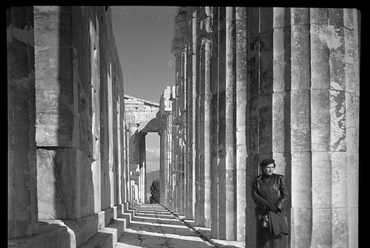 Athén (Görögország), Árkayné Sztehlo Lili az Akropoliszon, 1926. Árkay Bertalan felvétele (ltsz.: 093.310eN)